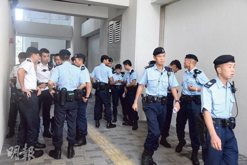 6歲女童失蹤後,警方大為緊張,昨早一度派出大批警員在啟晴邨一帶四出搜索。(林智傑攝)前晚收留了女童的何伯說,女童稱父母沒給她鎖匙而無法回家,要求留宿,他才答應。他笑說﹕「下次再嚟玩無所謂,唔走就要報警啦。」(林智傑攝) 6歲女童失蹤後,警方大為緊張,昨早一度派出大批警員在啟晴邨一帶四出搜索。(林智傑攝)前晚收留了女童的何伯說,女童稱父母沒給她鎖匙而無法回家,要求留宿,他才答應。他笑說﹕「下次再嚟玩無所謂,唔走就要報警啦。」(林智傑攝)