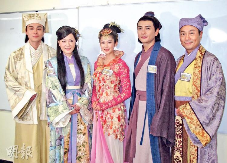 黎耀祥(右起)、黃宗澤、岑麗香、田蕊妮及黃浩然齊齊穿古裝宣傳新劇。(攝影:鍾一虹) 黎耀祥(右起)、黃宗澤、岑麗香、田蕊妮及黃浩然齊齊穿古裝宣傳新劇。(攝影:鍾一虹)