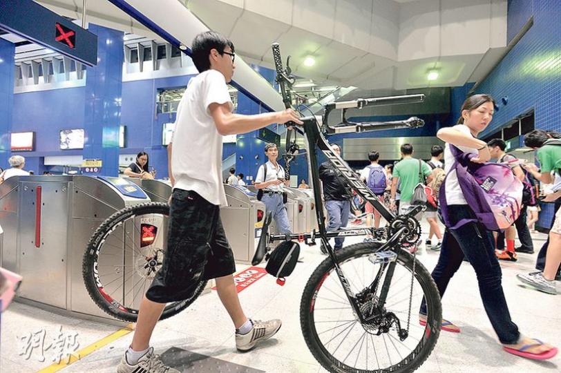 多個單車團體花了近7年時間,才於2011年爭取到港鐵統一讓單車在拆除前輪或摺疊後登車。昨天在大圍站,有帶單車的乘客按照規定,入閘前拆輪。(鄧宗弘攝) 多個單車團體花了近7年時間,才於2011年爭取到港鐵統一讓單車在拆除前輪或摺疊後登車。昨天在大圍站,有帶單車的乘客按照規定,入閘前拆輪。(鄧宗弘攝)