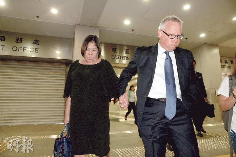 菲籍女被告Herminia P Garcia(左)與英籍男被告Nicholas Jason Cousins(右)雖然在法律上不是夫妻,但兩人每次到達法院應訊時都表現恩愛,出入時均十指緊扣。(鍾林枝攝) 菲籍女被告Herminia P Garcia(左)與英籍男被告Nicholas Jason Cousins(右)雖然在法律上不是夫妻,但兩人每次到達法院應訊時都表現恩愛,出入時均十指緊扣。(鍾林枝攝)