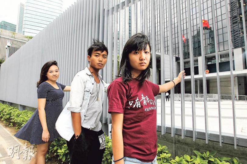 唐曉昕(右起)、鄧卓儒和文睿嵐均是去年罷課委員會成員,他們發起罷課,最後更因衝入「公民廣場」(即鐵欄內)被捕,當刻從未想過緊接其後的抗爭會是為期79天的佔領。(林俊源攝) 唐曉昕(右起)、鄧卓儒和文睿嵐均是去年罷課委員會成員,他們發起罷課,最後更因衝入「公民廣場」(即鐵欄內)被捕,當刻從未想過緊接其後的抗爭會是為期79天的佔領。(林俊源攝)