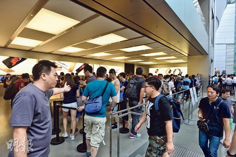 iPhone 6s手機昨晨8時在全港3間蘋果店正式開售,其中銅鑼灣希慎廣場的蘋果店外,開售一刻人龍多達數百,需要「打蛇餅」及由職員維持秩序。(鄧宗弘攝)在中環IFC店取得兩部6s 64GB手機的炒家黃先生表示,去年剛出店門即被收機者重重包圍,但今年「門口無人」,唯有到旺角先達問價,但發現回收價低於預期,更有手機店開價只比原價多2元至12元,「估唔到有啲咁嘅價」,望着手機顯得一臉失落。但他向記者稱「唔緊要」,反正用信用卡訂機已賺了回贈。(林智傑攝)兩名少女(背向鏡頭者)昨日一早到銅鑼灣蘋果店排隊領 iPhone 6s手機昨晨8時在全港3間蘋果店正式開售,其中銅鑼灣希慎廣場的蘋果店外,開售一刻人龍多達數百,需要「打蛇餅」及由職員維持秩序。(鄧宗弘攝)在中環IFC店取得兩部6s 64GB手機的炒家黃先生表示,去年剛出店門即被收機者重重包圍,但今年「門口無人」,唯有到旺角先達問價,但發現回收價低於預期,更有手機店開價只比原價多2元至12元,「估唔到有啲咁嘅價」,望着手機顯得一臉失落。但他向記者稱「唔緊要」,反正用信用卡訂機已賺了回贈。(林智傑攝)兩名少女(背向鏡頭者)昨日一早到銅鑼灣蘋果店排隊領
