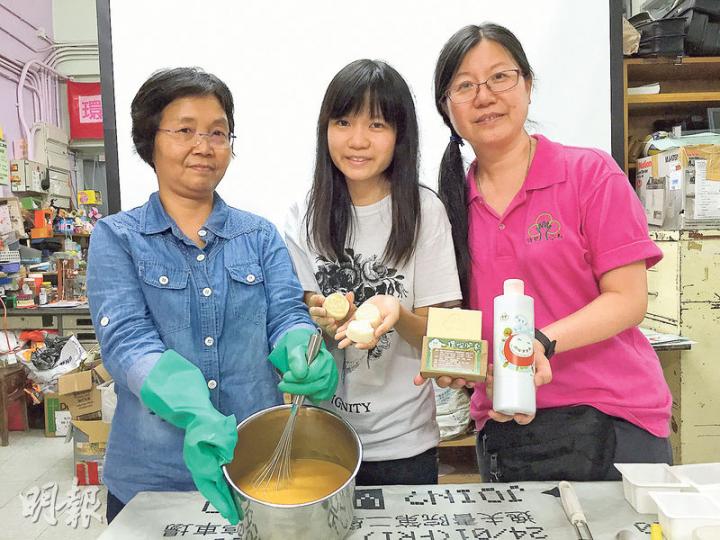 「關注立法規管回收廢置食用油聯盟」成員、香港婦女勞工協會組織幹事梁瑋晴(中)表示,該會每月回收約30公升廢食油製造肥皂,恐日後的新牌照費高昂,無法負擔,盼可獲豁免牌費。(邱雅錡攝) 「關注立法規管回收廢置食用油聯盟」成員、香港婦女勞工協會組織幹事梁瑋晴(中)表示,該會每月回收約30公升廢食油製造肥皂,恐日後的新牌照費高昂,無法負擔,盼可獲豁免牌費。(邱雅錡攝)