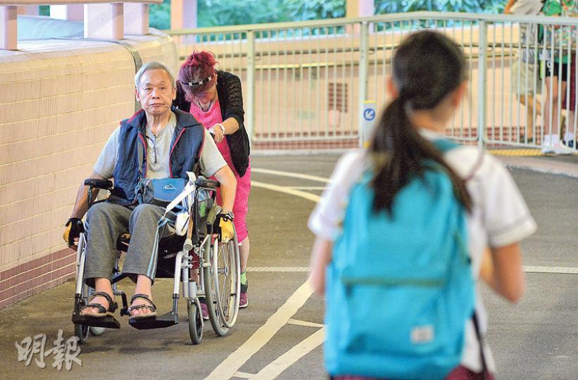 (鄧宗弘攝)政府統計處推算,扣除外籍家庭傭工後,50年後每千名女性中僅783名男性,當中65歲或以上長者的男女比例更拉闊至四六比。(李紹昌攝) (鄧宗弘攝)政府統計處推算,扣除外籍家庭傭工後,50年後每千名女性中僅783名男性,當中65歲或以上長者的男女比例更拉闊至四六比。(李紹昌攝)