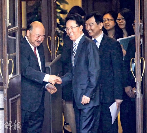 終審法院大樓啟用典禮完結後,「主人家」首席法官馬道立(左一)於門外歡送眾嘉賓,包括曾發表「特首超然論」的中聯辦主任張曉明(左二),並與他握手道別。張曉明全程笑容滿面,離開法院時有記者問他對司法獨立的看法,以及「香港是不是你的家」,他均沒有回應。(李紹昌攝) 終審法院大樓啟用典禮完結後,「主人家」首席法官馬道立(左一)於門外歡送眾嘉賓,包括曾發表「特首超然論」的中聯辦主任張曉明(左二),並與他握手道別。張曉明全程笑容滿面,離開法院時有記者問他對司法獨立的看法,以及「香港是不是你的家」,他均沒有回應。(李紹昌攝)