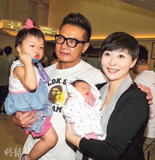 錢嘉樂感謝湯盈盈為他誕下兩個女兒,是兩份很大的禮物。(攝影﹕鍾偉茵)細女Kassidy昨日首度曝光,肥嘟嘟又伸脷好可愛。(攝影﹕鍾偉茵)錢嘉樂與湯盈盈甜蜜咀嘴,盈盈說鍾意嘉樂,所以女兒似他不會嬲。(攝影﹕鍾偉茵)湯盈盈抱着細女一臉幸福,覺得細女似姐姐凱晴。(微博圖片)湯盈盈昨午在微博分享全家福,歡迎Kassidy加入錢家,令家庭更完美。(微博圖片) 錢嘉樂感謝湯盈盈為他誕下兩個女兒,是兩份很大的禮物。(攝影﹕鍾偉茵)細女Kassidy昨日首度曝光,肥嘟嘟又伸脷好可愛。(攝影﹕鍾偉茵)錢嘉樂與湯盈盈甜蜜咀嘴,盈盈說鍾意嘉樂,所以女兒似他不會嬲。(攝影﹕鍾偉茵)湯盈盈抱着細女一臉幸福,覺得細女似姐姐凱晴。(微博圖片)湯盈盈昨午在微博分享全家福,歡迎Kassidy加入錢家,令家庭更完美。(微博圖片)