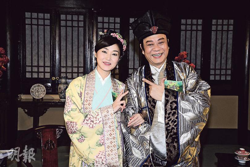 歐陽震華與萬綺雯為合作的新劇《東坡家事》拍宣傳片,兩人更互數對方蝦碌。(攝影﹕梁迺楠) 歐陽震華與萬綺雯為合作的新劇《東坡家事》拍宣傳片,兩人更互數對方蝦碌。(攝影﹕梁迺楠)