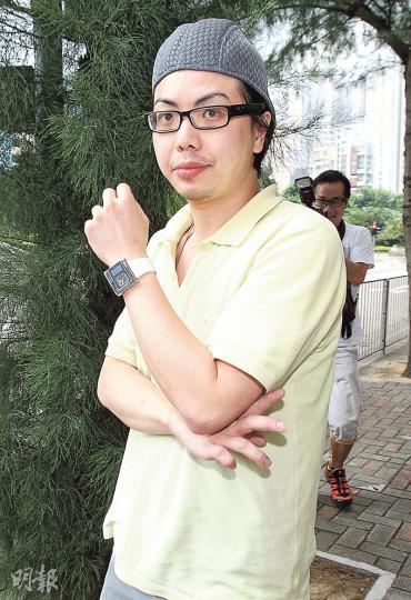 被控於選舉中作出舞弊行為的鄭永健(圖),昨離開東區裁判法院時,一度在法院對開行人路來回踱步及停頓,其後才離開。(李紹昌攝) 被控於選舉中作出舞弊行為的鄭永健(圖),昨離開東區裁判法院時,一度在法院對開行人路來回踱步及停頓,其後才離開。(李紹昌攝)