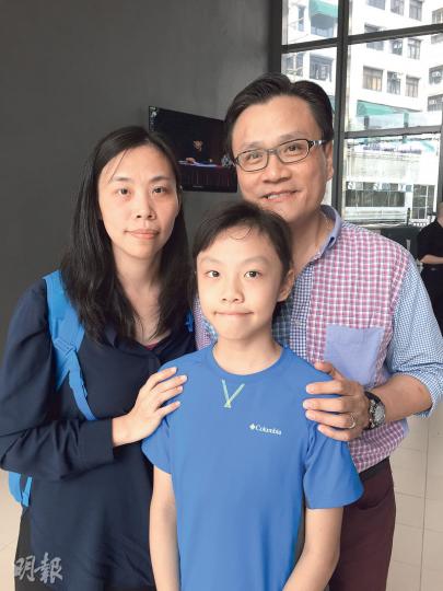 Toby(前)就讀北角官立小學,其母謝太稱女兒成績中上,有信心她可入讀拔萃女書院。(劉卓瑩攝) Toby(前)就讀北角官立小學,其母謝太稱女兒成績中上,有信心她可入讀拔萃女書院。(劉卓瑩攝)