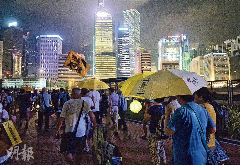 9.28佔領行動一周年前夕,「鳩嗚團」昨晚獲警方批出不反對通知書,參與者由旺角出發,乘船到中環再遊行到政府總部,不少人手持黃傘及黃花燈。(蘇智鑫攝)平日常參與「鳩嗚」的家庭主婦陳太說,當日學生留守及警方施放催淚彈的片段仍歷歷在目,不可忘記,故要參與「鳩嗚」紀念事件。(蘇智鑫攝) 9.28佔領行動一周年前夕,「鳩嗚團」昨晚獲警方批出不反對通知書,參與者由旺角出發,乘船到中環再遊行到政府總部,不少人手持黃傘及黃花燈。(蘇智鑫攝)平日常參與「鳩嗚」的家庭主婦陳太說,當日學生留守及警方施放催淚彈的片段仍歷歷在目,不可忘記,故要參與「鳩嗚」紀念事件。(蘇智鑫攝)