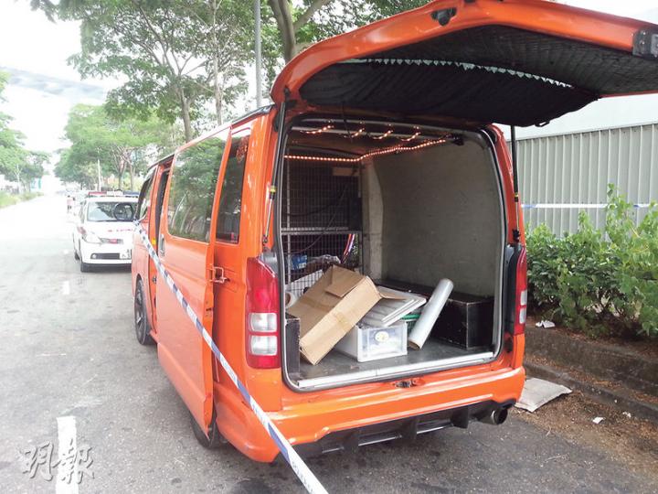 一名男子報稱昨午將客貨車停泊路邊期間被迷魂打劫,損失個人財物及車上52部iPhone手機,警方不排除另有內情。(衛永康攝)報稱遭迷魂打劫的客貨車司機(左)送院檢驗無大礙,隨警員返署落口供協助調查。(衛永康攝) 一名男子報稱昨午將客貨車停泊路邊期間被迷魂打劫,損失個人財物及車上52部iPhone手機,警方不排除另有內情。(衛永康攝)報稱遭迷魂打劫的客貨車司機(左)送院檢驗無大礙,隨警員返署落口供協助調查。(衛永康攝)