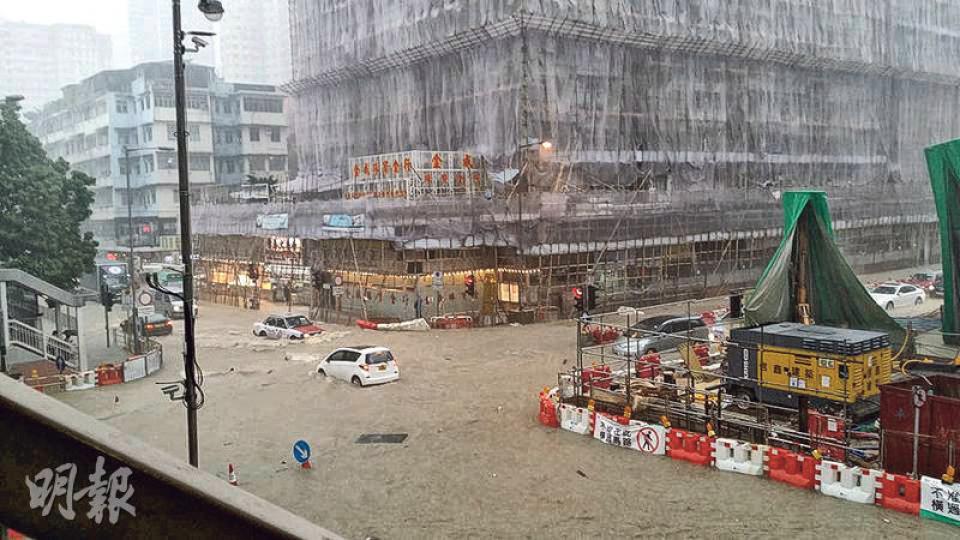 一場黃雨,黃大仙疑啟德河工程影響排水能力,附近彩虹道一帶嚴重水浸,驟眼猶如河流。(網民Kenny Woo攝) 一場黃雨,黃大仙疑啟德河工程影響排水能力,附近彩虹道一帶嚴重水浸,驟眼猶如河流。(網民Kenny Woo攝)