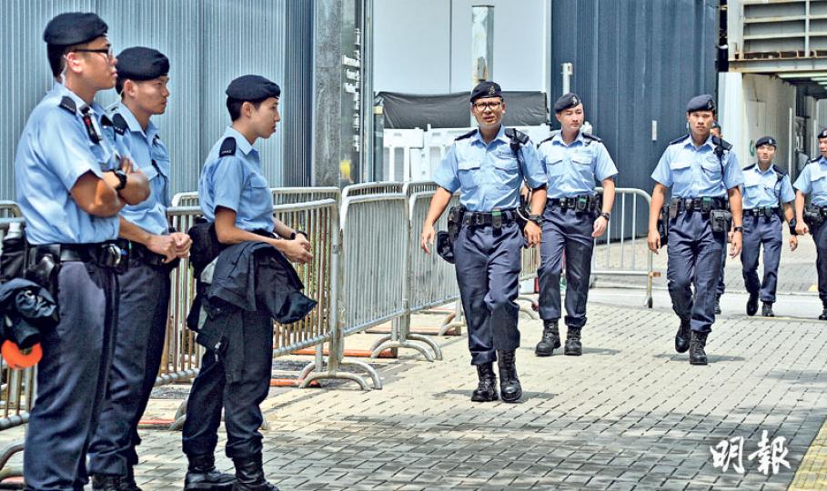 佔領運動一周年前夕,警方昨於金鐘一帶明顯加強戒備。政府總部、立法會、添馬公園及特首辦附近有多名警員駐守。政總東翼前地亦加設雙重鐵馬,有6至7名保安駐守於公民廣場內。(鄧宗弘攝)昨日黃昏後,金鐘添美道政府總部外開始有市民聚集,警方亦較昨日中午時派出更多人手巡邏。圖為有市民於政總門外點起燭光紀念。(鄧宗弘攝)昨晚有一批自稱去年曾佔領銅鑼灣的市民,表示到金鐘政總外慶祝中秋。(蘇智鑫攝) 佔領運動一周年前夕,警方昨於金鐘一帶明顯加強戒備。政府總部、立法會、添馬公園及特首辦附近有多名警員駐守。政總東翼前地亦加設雙重鐵馬,有6至7名保安駐守於公民廣場內。(鄧宗弘攝)昨日黃昏後,金鐘添美道政府總部外開始有市民聚集,警方亦較昨日中午時派出更多人手巡邏。圖為有市民於政總門外點起燭光紀念。(鄧宗弘攝)昨晚有一批自稱去年曾佔領銅鑼灣的市民,表示到金鐘政總外慶祝中秋。(蘇智鑫攝)