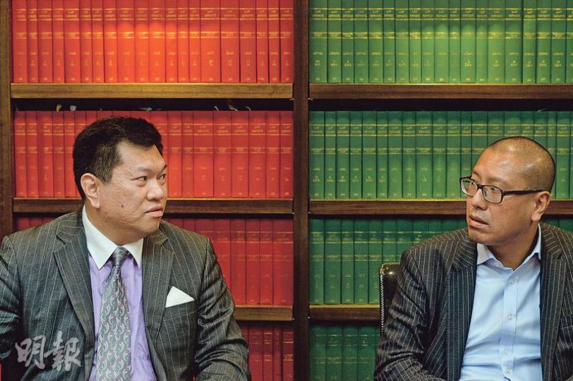 雨傘運動之時,大律師馬恩國(左)與律師任建峰(右)各有政見,來到佔領一周年,他們難得找到共識,認為佔領未有令法治受損,但對於此抗爭手法是對是錯,則各執一詞。(蘇智鑫攝) 雨傘運動之時,大律師馬恩國(左)與律師任建峰(右)各有政見,來到佔領一周年,他們難得找到共識,認為佔領未有令法治受損,但對於此抗爭手法是對是錯,則各執一詞。(蘇智鑫攝)