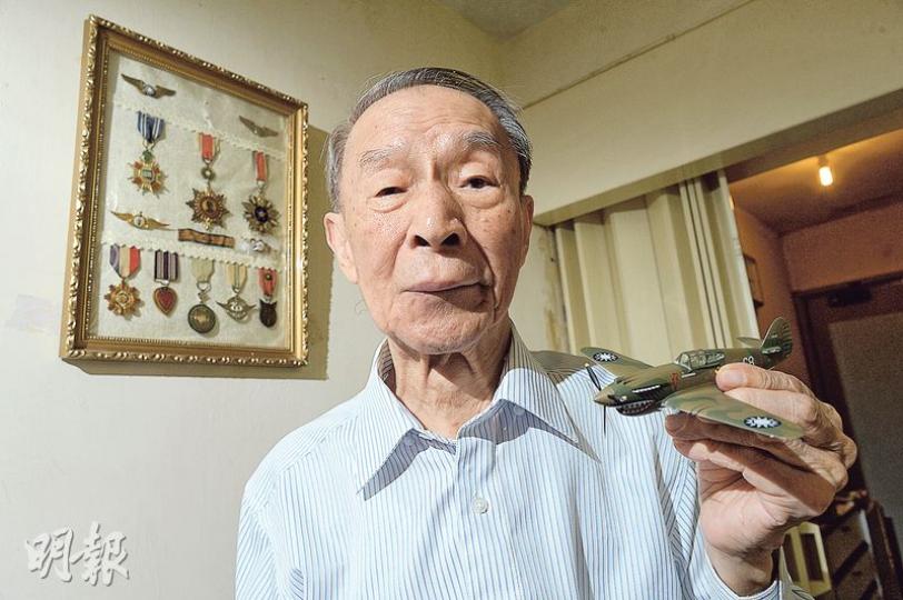 陳炳靖抗戰期間表現出色,戰後獲多個機構頒發勳章及紀念章,包括他當年駕駛的P-40N戰機模型,紀念他在二戰的貢獻。(鍾林枝攝) 陳炳靖抗戰期間表現出色,戰後獲多個機構頒發勳章及紀念章,包括他當年駕駛的P-40N戰機模型,紀念他在二戰的貢獻。(鍾林枝攝)