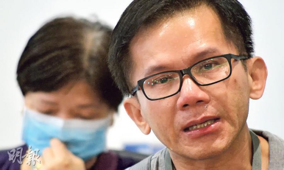 南丫海難死難者家屬將於9月30日與律政司會晤,要求交代刑事調查及內部紀律聆訊。在海難中斷了右手腕的趙先生(前)表示,事件至今歷歷在目,現已不會再看煙花,怕憶起當日的傷痛。(鄧宗弘攝) 南丫海難死難者家屬將於9月30日與律政司會晤,要求交代刑事調查及內部紀律聆訊。在海難中斷了右手腕的趙先生(前)表示,事件至今歷歷在目,現已不會再看煙花,怕憶起當日的傷痛。(鄧宗弘攝)