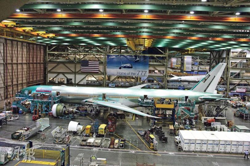 國泰航空近年大量購入座位數約300個的波音777-300ER,計劃積極拓展歐洲和北美航線,成為該機型全球第二大買家。(魏嘉儀攝) 國泰航空近年大量購入座位數約300個的波音777-300ER,計劃積極拓展歐洲和北美航線,成為該機型全球第二大買家。(魏嘉儀攝)