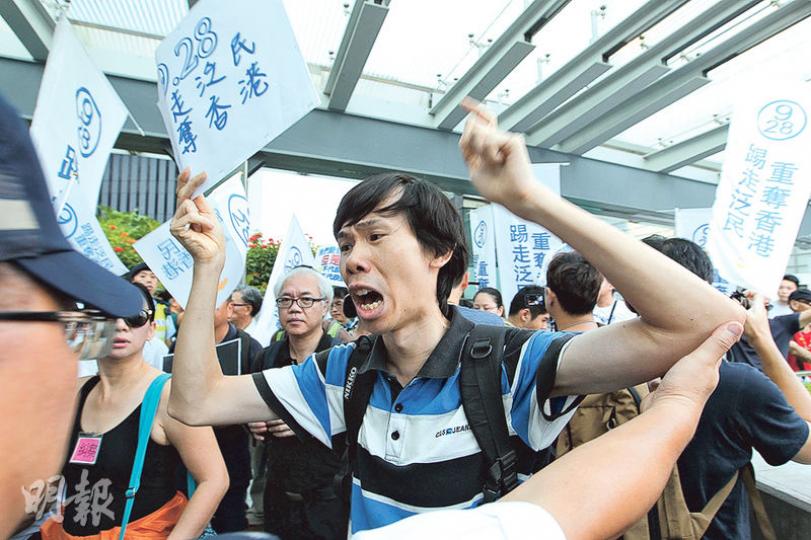 有反對佔中團體在金鐘舉行反佔中遊行,其間經過金鐘行人天橋,部分遊行者一度欲步向佔中集會者抗議,但被警員阻擋。(林俊源攝) 有反對佔中團體在金鐘舉行反佔中遊行,其間經過金鐘行人天橋,部分遊行者一度欲步向佔中集會者抗議,但被警員阻擋。(林俊源攝)