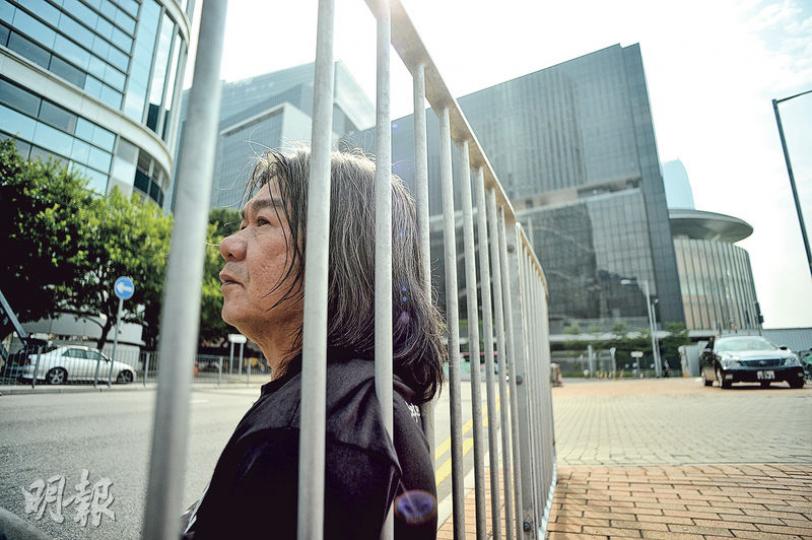 佔中發起人戴耀廷去年宣布提早佔中後,有部分學生不滿「被騎劫」離場,當時將近花甲之年的抗爭者、立法會議員梁國雄(圖),旋即在金鐘立法會、添美道和中信大廈對出跪求學生留下。不是說「男兒膝下有黃金」嗎?梁國雄說「黃金就是公義,為了達成公義的目標,所以就跪低」。(蘇智鑫攝) 佔中發起人戴耀廷去年宣布提早佔中後,有部分學生不滿「被騎劫」離場,當時將近花甲之年的抗爭者、立法會議員梁國雄(圖),旋即在金鐘立法會、添美道和中信大廈對出跪求學生留下。不是說「男兒膝下有黃金」嗎?梁國雄說「黃金就是公義,為了達成公義的目標,所以就跪低」。(蘇智鑫攝)