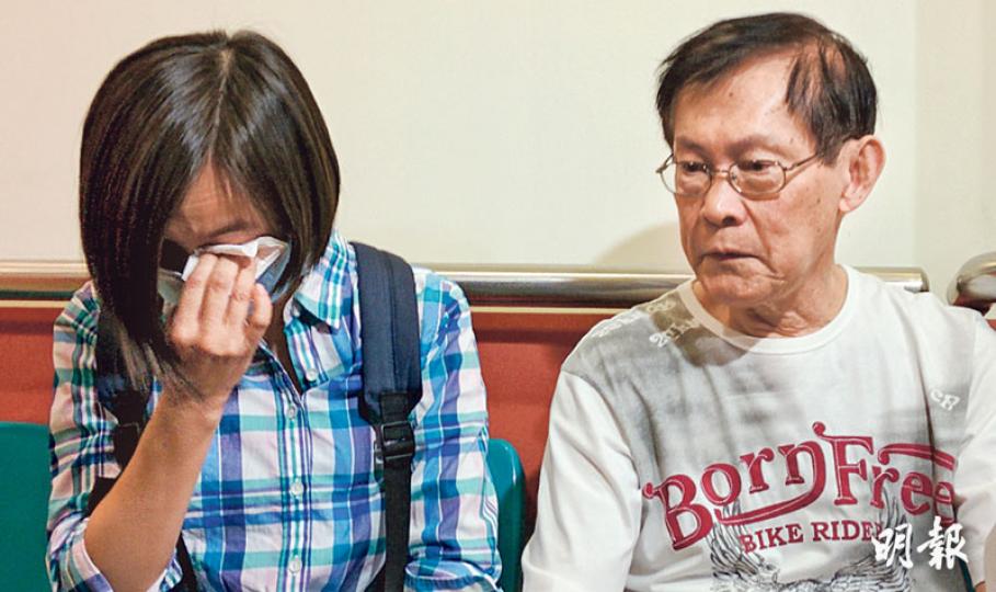 等換肺女生勞美蘭昨獲多名同窗及老師前來探望,其大專老師馮老師(左)昨更激動落淚。連日為愛女奔波的勞父(右)提及美蘭病情也難免嘆氣哽咽。(植敏欣攝) 等換肺女生勞美蘭昨獲多名同窗及老師前來探望,其大專老師馮老師(左)昨更激動落淚。連日為愛女奔波的勞父(右)提及美蘭病情也難免嘆氣哽咽。(植敏欣攝)
