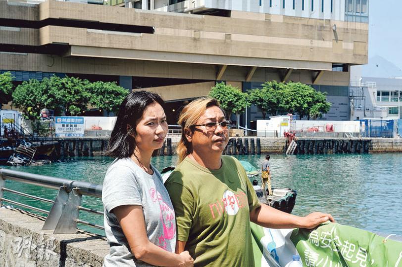 船主陳先生(右)前日因先拖走友人的遊艇,以致自己的船盡燬。夫婦昨重返現場時一臉無奈,但陳太(左)讚揚丈夫行為「好偉大,係英雄」。(賴俊傑攝) 船主陳先生(右)前日因先拖走友人的遊艇,以致自己的船盡燬。夫婦昨重返現場時一臉無奈,但陳太(左)讚揚丈夫行為「好偉大,係英雄」。(賴俊傑攝)
