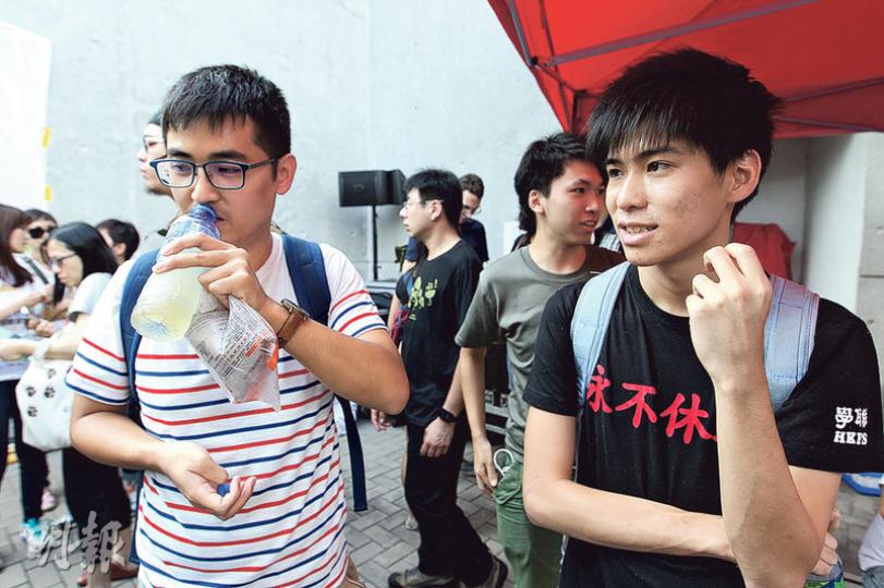 周永康(左)同岑敖暉(右)噚日現身金鐘佔領運動一周年集會,喺「社區公民約章運動」街站派傳單。(林俊源攝) 周永康(左)同岑敖暉(右)噚日現身金鐘佔領運動一周年集會,喺「社區公民約章運動」街站派傳單。(林俊源攝)