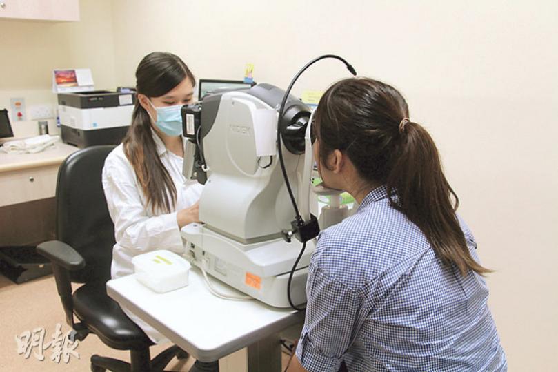 觀塘社區健康中心增設多種儀器,包括圖中的「眼底照相機」,可助監察糖尿病患者會否出現視網膜病。(陳柔雅攝) 觀塘社區健康中心增設多種儀器,包括圖中的「眼底照相機」,可助監察糖尿病患者會否出現視網膜病。(陳柔雅攝)