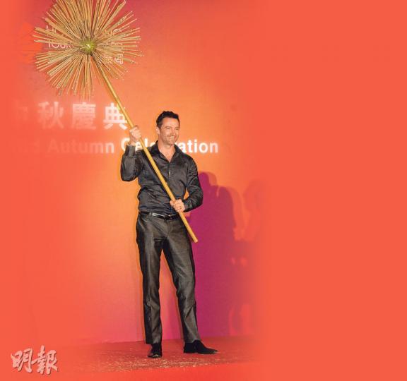 曉治積曼貴為Montblanc萬寶龍全球代言人,他昨日出席活動亦是佩戴品牌Villeret 1858系列復刻版,全球限量58枚,價值$435,300,不停轉動「龍珠」時甚搶鏡。(攝影:孫華中)抹眼水(攝影:孫華中)曉治積曼初嘗「舞火龍」滋味,表現興奮。(攝影:孫華中)曉治積曼現身銅鑼灣宣傳新片,吸引大批粉絲圍觀,他更跟粉絲近距離接觸玩自拍。(攝影:孫華中)拋T恤(攝影:孫華中)送簽名(攝影:孫華中) 曉治積曼貴為Montblanc萬寶龍全球代言人,他昨日出席活動亦是佩戴品牌Villeret 1858系列復刻版,全球限量58枚,價值$435,300,不停轉動「龍珠」時甚搶鏡。(攝影:孫華中)抹眼水(攝影:孫華中)曉治積曼初嘗「舞火龍」滋味,表現興奮。(攝影:孫華中)曉治積曼現身銅鑼灣宣傳新片,吸引大批粉絲圍觀,他更跟粉絲近距離接觸玩自拍。(攝影:孫華中)拋T恤(攝影:孫華中)送簽名(攝影:孫華中)