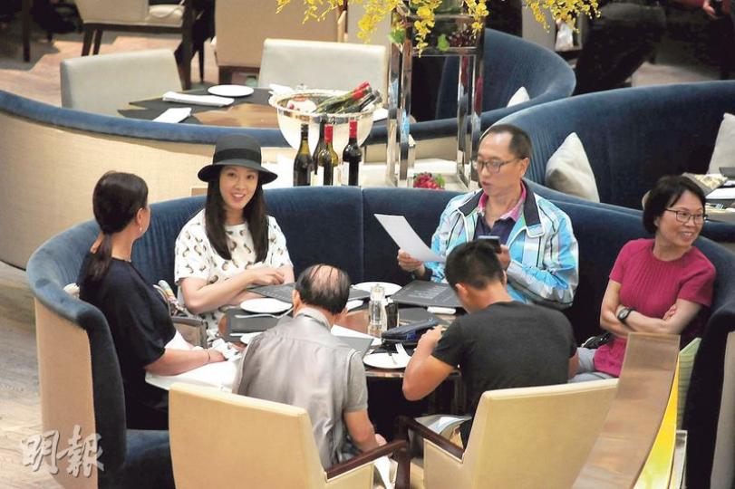翁嘉穗與老公鄔友正相約親友到中環茶座嘆下午茶。(攝影/記者:陳釗)方逸華(右)與好友甄珍手拖手逛街。(攝影/記者:陳釗)翁嘉穗早前為鄔友正再添一子,她雖然穿上鬆身裙,不過已逐漸收身。(攝影/記者:陳釗) 翁嘉穗與老公鄔友正相約親友到中環茶座嘆下午茶。(攝影/記者:陳釗)方逸華(右)與好友甄珍手拖手逛街。(攝影/記者:陳釗)翁嘉穗早前為鄔友正再添一子,她雖然穿上鬆身裙,不過已逐漸收身。(攝影/記者:陳釗)