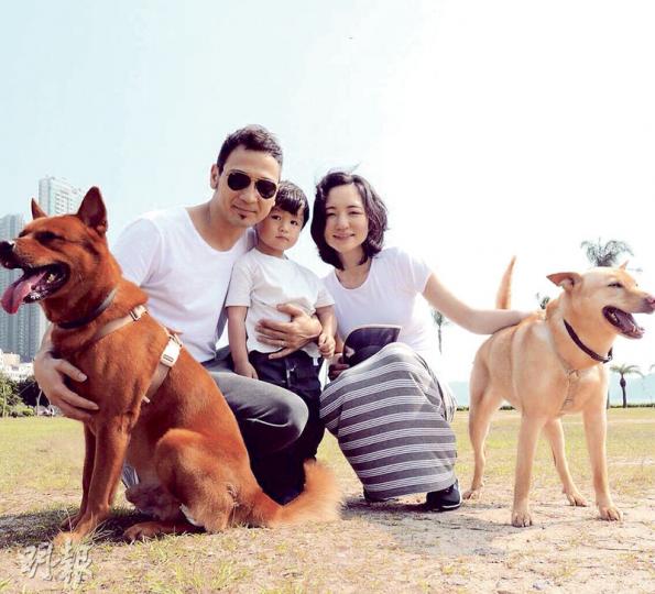 Soler成員Dino與老婆Nancy的三口之家,已變成一家四口,認真幸福!(微博圖片)Dino大仔親親細佬,非常溫馨。(微博圖片) Soler成員Dino與老婆Nancy的三口之家,已變成一家四口,認真幸福!(微博圖片)Dino大仔親親細佬,非常溫馨。(微博圖片)