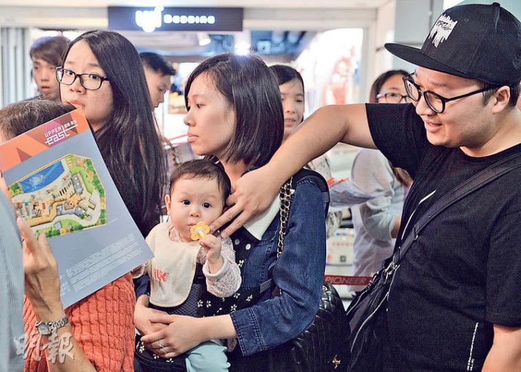 本港家庭負債佔比已超越九七,而普通一個市區500呎單位,動輒要600萬元樓上,相當於家庭入息中位數的21年總和,較九七年的16年更高,個人業主的槓桿水平及負擔能力,都是預示不妙。圖為近日一個新盤售樓現場。(劉焌陶攝) 本港家庭負債佔比已超越九七,而普通一個市區500呎單位,動輒要600萬元樓上,相當於家庭入息中位數的21年總和,較九七年的16年更高,個人業主的槓桿水平及負擔能力,都是預示不妙。圖為近日一個新盤售樓現場。(劉焌陶攝)