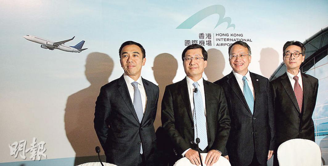 機管局研究半年拋出三跑系統工程最新融資方案,建議大幅增加借貸比例以降低機場建設費的徵收金額,機管局行政總裁林天福(左二)表示新方案屬可行及健全,並已作壓力評估,機管局會盡量避免超支。圖左一為企業發展執行總監馮永業,右二為財務執行總監羅志聰,右一為機場運行執行總監吳自淇。(李紹昌攝)為興建機場第三條跑道系統工程,機管局計劃透過借貸、徵收機場建設費等方法融資,機管局昨提出調低機場建設費水平,乘搭短途經濟機位的離境旅客將收取90元,此新收費約涵蓋七成市民及旅客。(郭慶輝攝) 機管局研究半年拋出三跑系統工程最新融資方案,建議大幅增加借貸比例以降低機場建設費的徵收金額,機管局行政總裁林天福(左二)表示新方案屬可行及健全,並已作壓力評估,機管局會盡量避免超支。圖左一為企業發展執行總監馮永業,右二為財務執行總監羅志聰,右一為機場運行執行總監吳自淇。(李紹昌攝)為興建機場第三條跑道系統工程,機管局計劃透過借貸、徵收機場建設費等方法融資,機管局昨提出調低機場建設費水平,乘搭短途經濟機位的離境旅客將收取90元,此新收費約涵蓋七成市民及旅客。(郭慶輝攝)