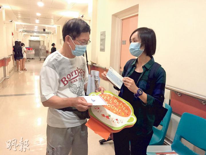 就讀香港專業教育學院(IVE)二年級的勞美蘭留醫多日,獲不少教師及同窗來探望,一名IVE教師(右)昨向勞父轉贈一張5000元支票,是該校給予的「學生緊急援助金」。(劉卓瑩攝) 就讀香港專業教育學院(IVE)二年級的勞美蘭留醫多日,獲不少教師及同窗來探望,一名IVE教師(右)昨向勞父轉贈一張5000元支票,是該校給予的「學生緊急援助金」。(劉卓瑩攝)
