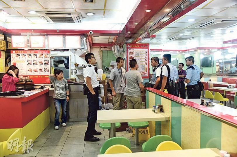 竊匪趁中秋假期發「中秋財」,昨日全港最少有3間食肆相繼揭發爆竊案,合共損失6.5萬元;圖為警員在尖沙嘴樂道遭爆竊的快餐店調查。(蔡方山攝) 竊匪趁中秋假期發「中秋財」,昨日全港最少有3間食肆相繼揭發爆竊案,合共損失6.5萬元;圖為警員在尖沙嘴樂道遭爆竊的快餐店調查。(蔡方山攝)