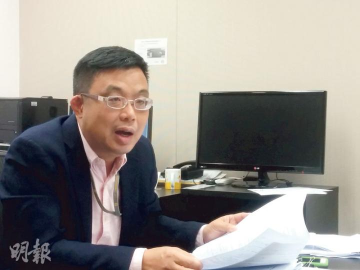 涂謹申狠批《香港鐵路附例》賦予港鐵過大權力、部分條目定義模糊,話對於港鐵遲遲唔肯檢討「好嬲」。(梁智康攝) 涂謹申狠批《香港鐵路附例》賦予港鐵過大權力、部分條目定義模糊,話對於港鐵遲遲唔肯檢討「好嬲」。(梁智康攝)