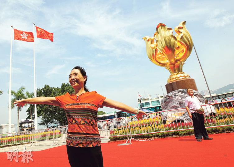 旅客急升的年代已成過去,政府昨宣布撥1000萬成立配對基金,讓景點申請撥款到海外推廣,以吸引高增值的過夜旅客。圖為旅客在金紫荊廣場留影。(李紹昌攝) 旅客急升的年代已成過去,政府昨宣布撥1000萬成立配對基金,讓景點申請撥款到海外推廣,以吸引高增值的過夜旅客。圖為旅客在金紫荊廣場留影。(李紹昌攝)