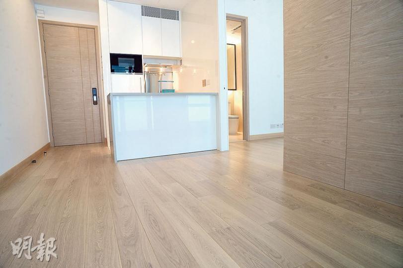 ISLAND RESIDENCE今將開放兩個示範單位,其中1房實用335方呎,睡房採趟門式設計,而且門口位置闊約1.3米,買家可輕易打通客廳與睡房之間的空間。(劉焌陶攝) ISLAND RESIDENCE今將開放兩個示範單位,其中1房實用335方呎,睡房採趟門式設計,而且門口位置闊約1.3米,買家可輕易打通客廳與睡房之間的空間。(劉焌陶攝)