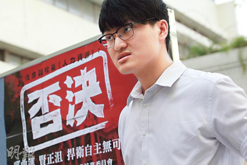 香港大學學生會會長馮敬恩昨在校園派發單張,呼籲同學參與修改大學條例的討論,他表示現時不想對事件作任何回應。(郭慶輝攝) 香港大學學生會會長馮敬恩昨在校園派發單張,呼籲同學參與修改大學條例的討論,他表示現時不想對事件作任何回應。(郭慶輝攝)