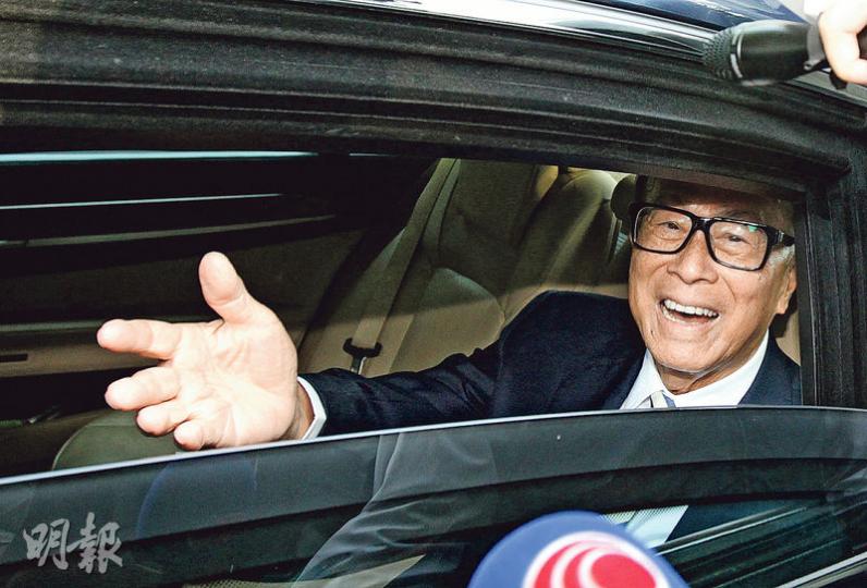 李嘉誠透過公司發文回應內地官方媒體的批評後,內地《環球時報》繼續發表社評,指針對李嘉誠的新輿論並非敵視,只是一個去神化的過程,也許李嘉誠有必要去適應。李嘉誠昨讓記者拍攝,未有回應事件。(李紹昌攝) 李嘉誠透過公司發文回應內地官方媒體的批評後,內地《環球時報》繼續發表社評,指針對李嘉誠的新輿論並非敵視,只是一個去神化的過程,也許李嘉誠有必要去適應。李嘉誠昨讓記者拍攝,未有回應事件。(李紹昌攝)