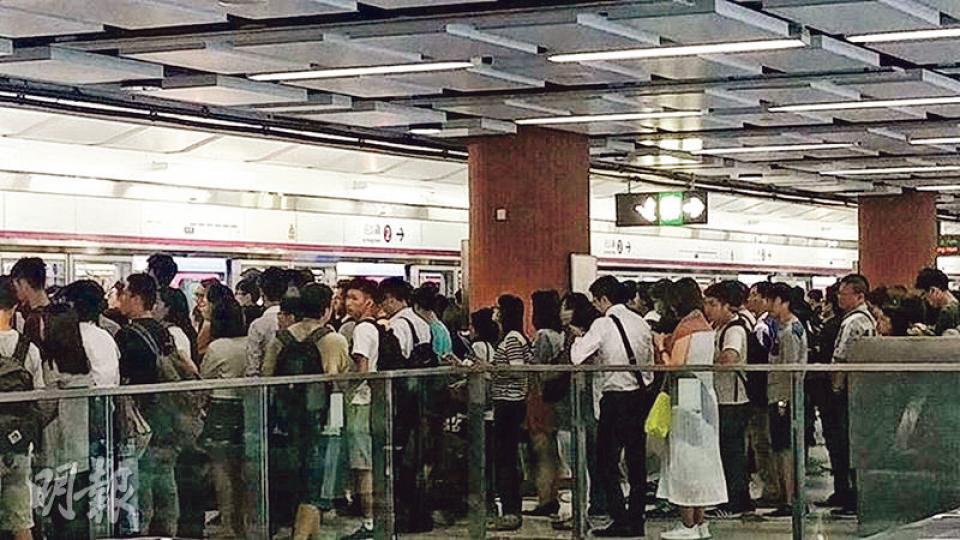 港鐵西鐵線尖東站昨晨上班繁忙時間發生信號故障,以致沿線各站月台擠滿候車乘客。圖為錦上路站情况。(網民paul lam攝) 港鐵西鐵線尖東站昨晨上班繁忙時間發生信號故障,以致沿線各站月台擠滿候車乘客。圖為錦上路站情况。(網民paul lam攝)
