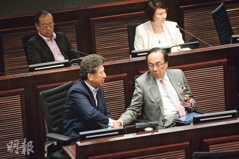 湯家驊(前左)噚日最後一次以議員身分出席政制事務委員會會議,其間同坐喺隔籬嘅前黨友、公民黨黨魁梁家傑(前右)有講有笑,離開時兩人握手言別,「拍枱嘈交」一事似乎已冰釋前嫌。(李紹昌攝) 湯家驊(前左)噚日最後一次以議員身分出席政制事務委員會會議,其間同坐喺隔籬嘅前黨友、公民黨黨魁梁家傑(前右)有講有笑,離開時兩人握手言別,「拍枱嘈交」一事似乎已冰釋前嫌。(李紹昌攝)