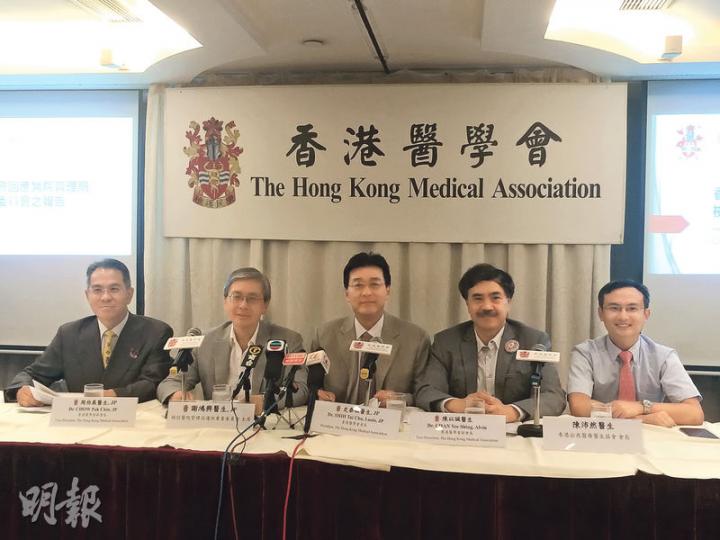醫學會批評醫管局檢討督導委員會7月出爐的檢討報告太空泛和含糊,要求設立獨立機制監察醫管局的改善措施成效。左起為醫學會副會長周伯展、前會長謝鴻興、會長史泰祖、副會長陳以誠及公共醫療醫生協會會長陳沛然。(梁杏怡攝) 醫學會批評醫管局檢討督導委員會7月出爐的檢討報告太空泛和含糊,要求設立獨立機制監察醫管局的改善措施成效。左起為醫學會副會長周伯展、前會長謝鴻興、會長史泰祖、副會長陳以誠及公共醫療醫生協會會長陳沛然。(梁杏怡攝)