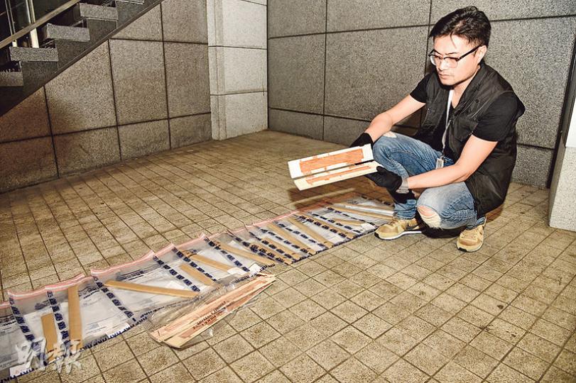警方展示在10多塊被鑽空木板內檢獲的懷疑可卡因,共重約2.1公斤,市值約245萬元。(蔡方山攝) 警方展示在10多塊被鑽空木板內檢獲的懷疑可卡因,共重約2.1公斤,市值約245萬元。(蔡方山攝)