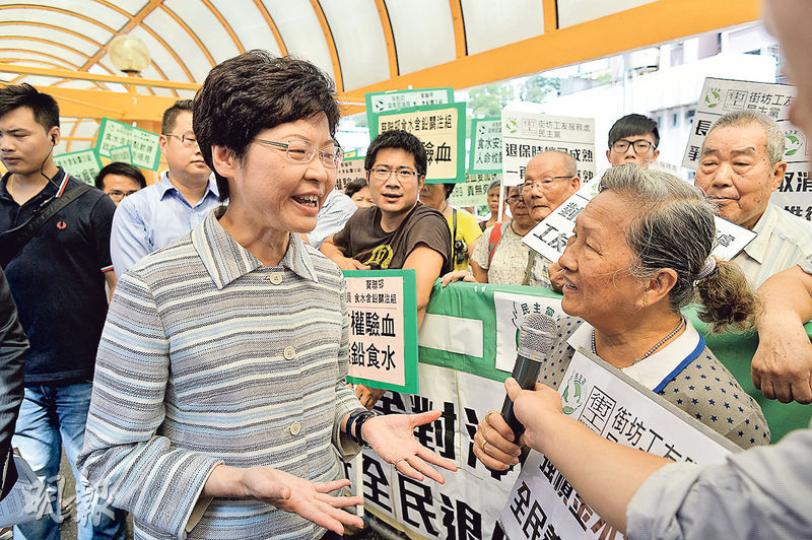 政務司長林鄭月娥(前左)昨出席葵青區議會茶敘,約20名葵聯二邨居民與民主黨到場遞請願信,要求政府安排葵聯二邨居民驗血等,林太接信後只向請願者稱「不用擔心」及「放心」。(蘇智鑫攝) 政務司長林鄭月娥(前左)昨出席葵青區議會茶敘,約20名葵聯二邨居民與民主黨到場遞請願信,要求政府安排葵聯二邨居民驗血等,林太接信後只向請願者稱「不用擔心」及「放心」。(蘇智鑫攝)