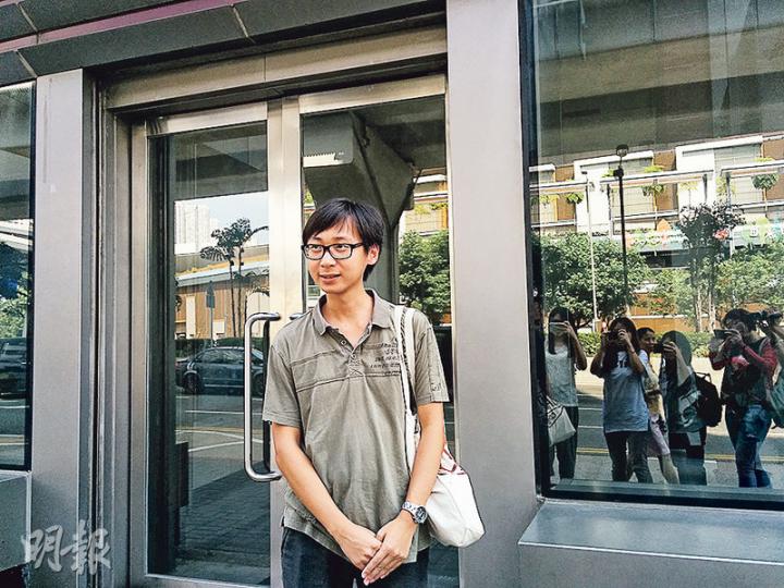 事主陳榮慰作供表示遭被告打傷臉頰,下唇受傷,及後更見到被告以鉗插傷另一男子。(植敏欣攝) 事主陳榮慰作供表示遭被告打傷臉頰,下唇受傷,及後更見到被告以鉗插傷另一男子。(植敏欣攝)