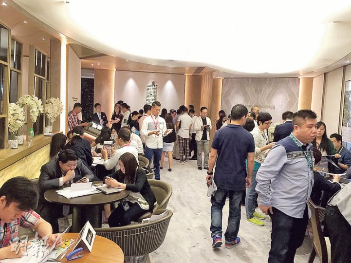 ISLAND RESIDENCE昨天「十•一」國慶假期，首度對外開放示範單位。會德豐表示，睇樓客多數來自港島區，並已收約110張入票。（方可兒攝）