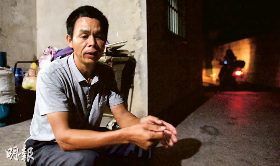 廣西柳城的電動三輪車司機凌東海為了掙60元快遞費,險被包裹炸彈奪命,事後憶起猶有餘悸。(明報記者攝)凌東海被所遞送的包裹炸彈炸傷左耳和後腦,所幸傷勢不重,撿回一條命。(明報記者攝)凌東海受疑犯僱用送包裹到龍美希望小學,但包裹未送到就爆炸。圖為他用手機拍攝的學校門口照片。(明報記者攝) 廣西柳城的電動三輪車司機凌東海為了掙60元快遞費,險被包裹炸彈奪命,事後憶起猶有餘悸。(明報記者攝)凌東海被所遞送的包裹炸彈炸傷左耳和後腦,所幸傷勢不重,撿回一條命。(明報記者攝)凌東海受疑犯僱用送包裹到龍美希望小學,但包裹未送到就爆炸。圖為他用手機拍攝的學校門口照片。(明報記者攝)