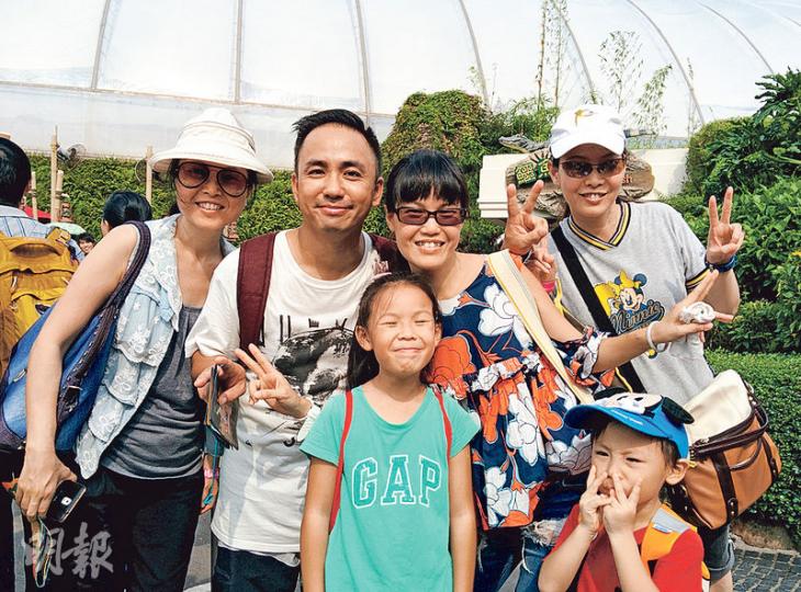大熊貓寶寶出生後，海洋公園料會舉行命名活動。昨與家人到海洋公園的莊先生（左二）表示，雖然未知寶寶性別，提議寶寶叫「康康」，期望牠健健康康。另有陳小姐則提議叫「希希」，取「希望」的意思。（植敏欣攝）