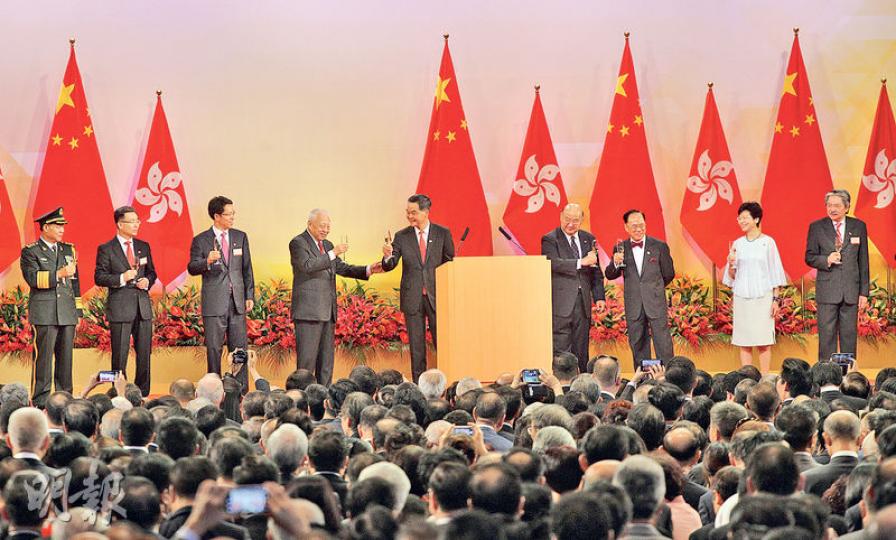 昨天是中華人民共和國成立66周年國慶，特區政府在灣仔會展舉行國慶酒會，特首梁振英（右五）致辭後與各嘉賓碰杯祝酒。（李紹昌攝）