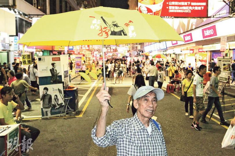 最年長的鳩嗚團友之一吳伯表示，民主行動非一朝一夕可成功，認為要繼續撐傘以表示對真普選的訴求。（林俊源攝）「鳩嗚」團核心成員錢女士（中）明白年輕人或激進派未必認同他們的爭取方式，但她仍會繼續透過「鳩嗚」表達訴求。（樊銳昌攝）鳩嗚團友楊先生表示，雖然鳩嗚行動影響了商戶生意，但只要一日未爭取到真普選，他們仍會繼續在旺角行動。（林俊源攝）